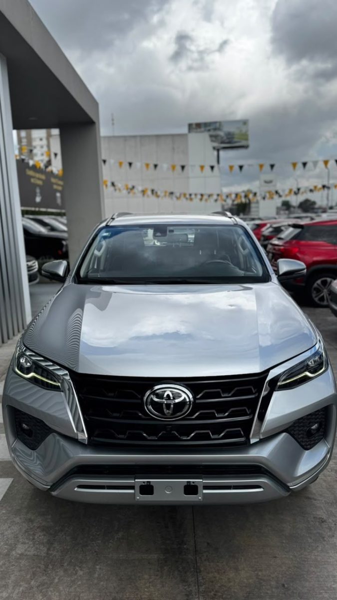 Toyota Fortuner foto 2