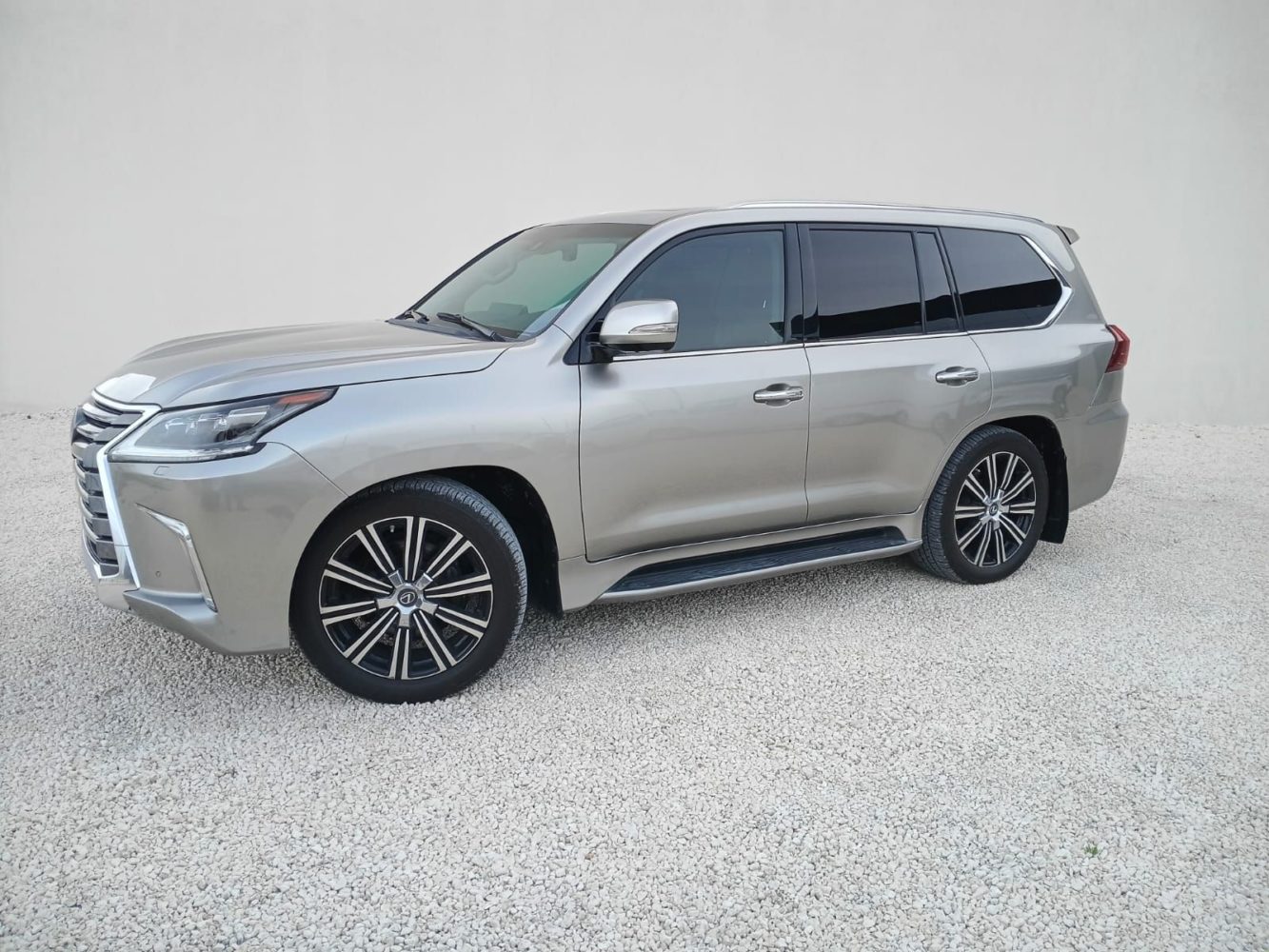 Lexus LX570 4X4 foto 2
