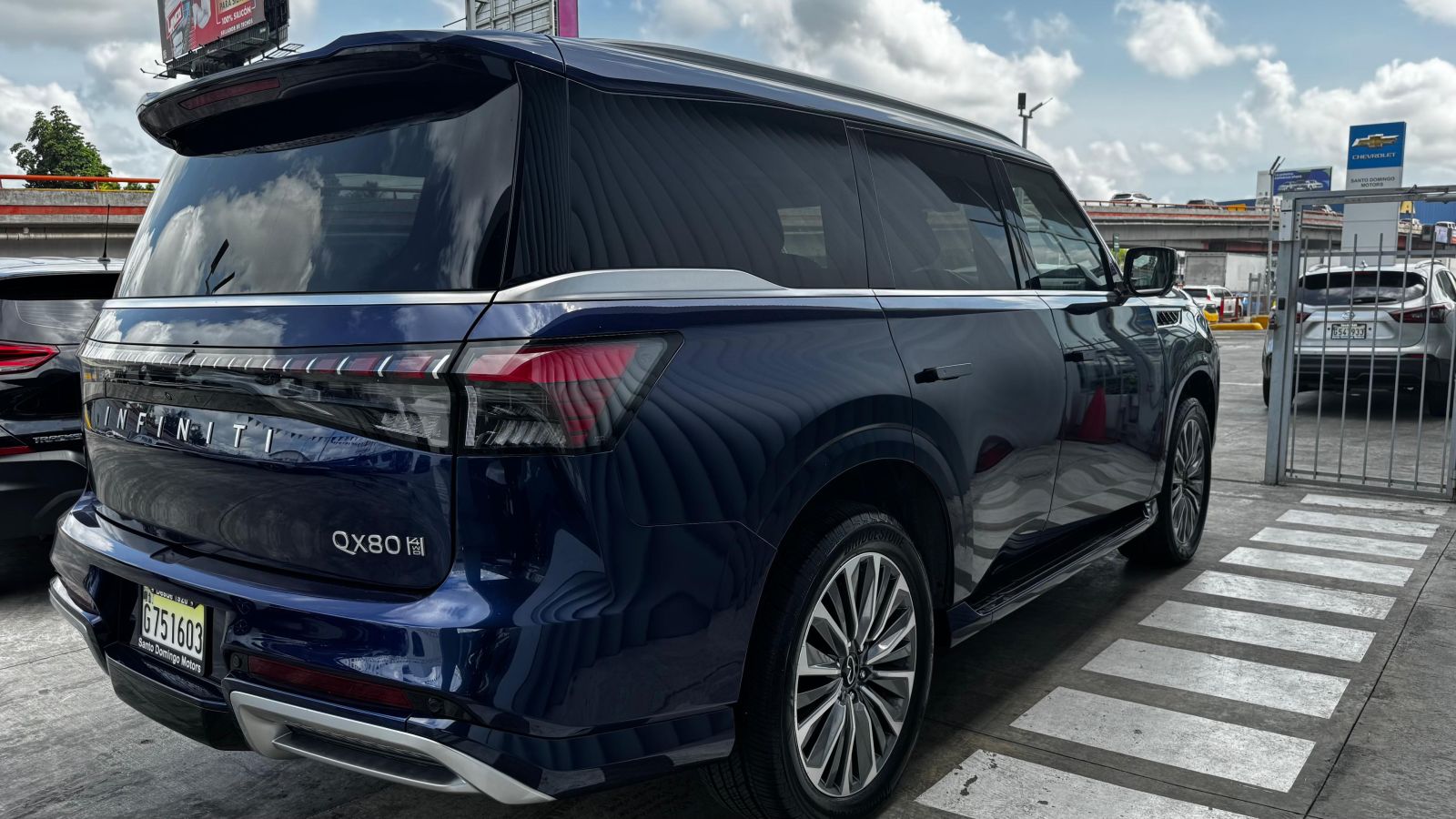 Infiniti QX80 foto 3