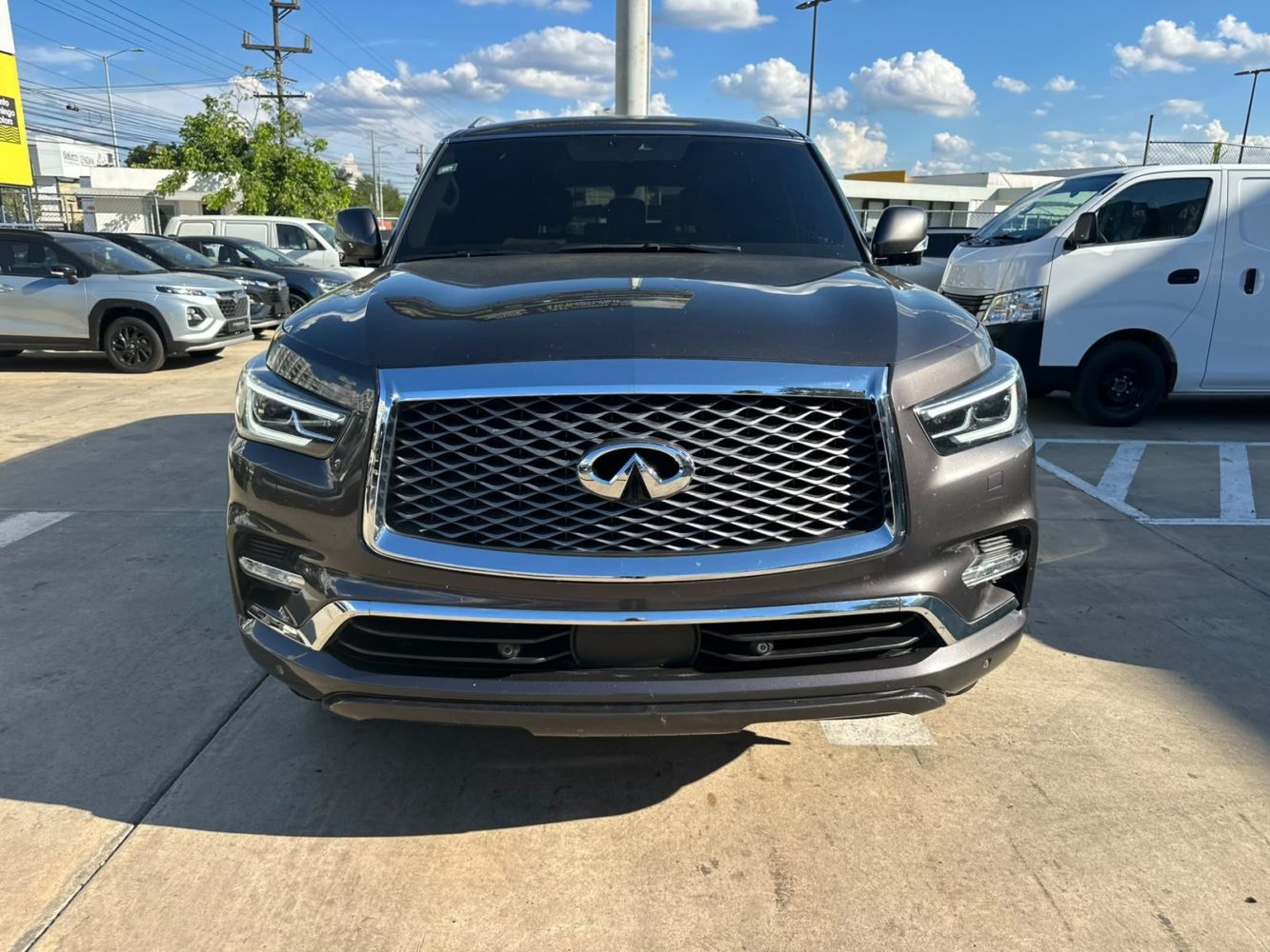 Infiniti QX80 foto 2